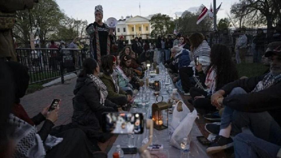 Her Taraf / Türkiye'nin habercisi / Gazze destekçilerinden Beyaz Saray önünde protesto iftarı