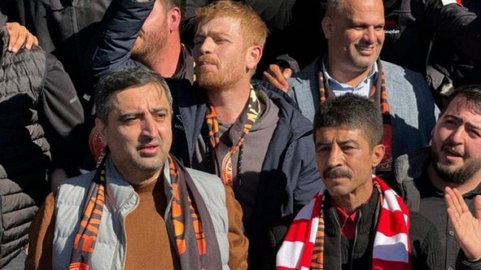 Her Taraf / Türkiye'nin habercisi / HÜDA PAR'lı Serkan Ramanlı ile birlikte maç seyreden DEM Parti adayı Mehdi Öztüzün partisinden ihraç edildi
