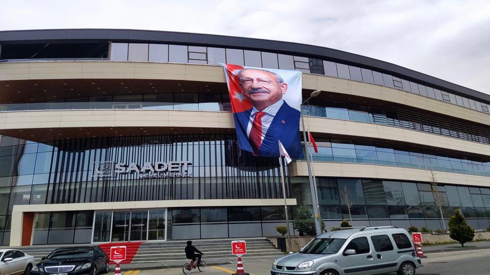 Her Taraf / Türkiye'nin habercisi / Saadet Partisi binasına Kılıçdaroğlu'nun posteri asıldı