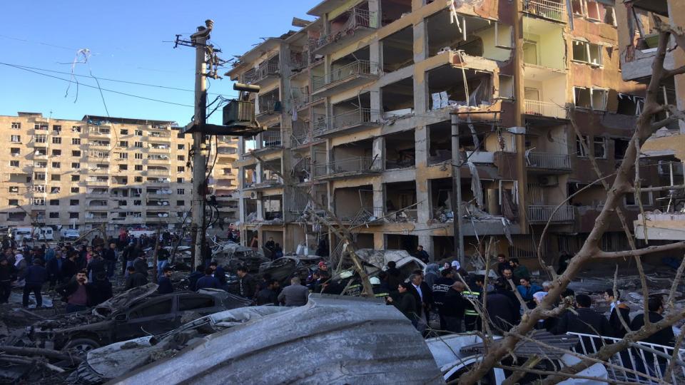 Diyarbakır'da bomba yüklü araçla saldırı