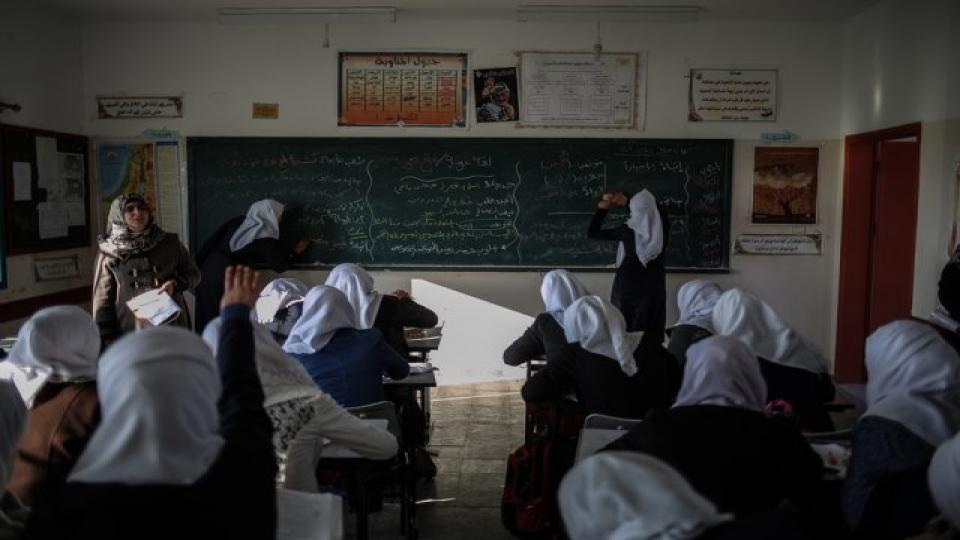 Silah Sesleri Altında Eğitim Görüyorlar