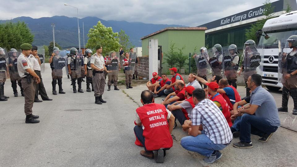 Grev yapan işçilere gözaltı