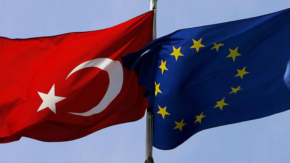 Doğu ve Batı Arasında Türkiye - Mustafa Everdi