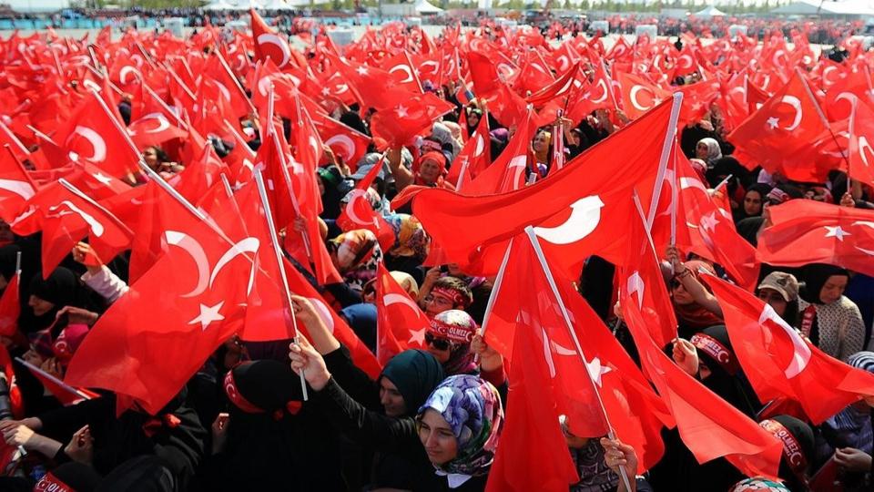 Alper Görmüş: Bayrak istismarının kısa tarihi: Dün sopaydı, bugün perde...