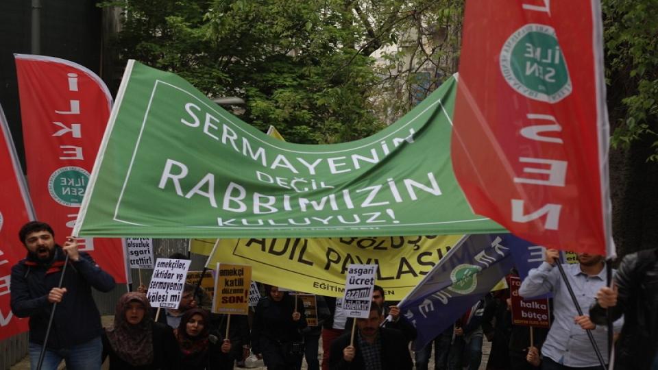 Fatih’te 1 Mayıs Eylemi:EZİLENLERİN YANINDA; TEVHİD, ADALET / Eğitim İlke Sen'den 1 Mayıs açıklaması: İnsanlık egemenlerin hırslarına kurban edilmek isteniyor