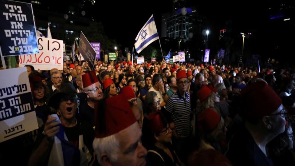 Siyonist İsrail'de binlerce kişi Netanyahu'yu protesto etti