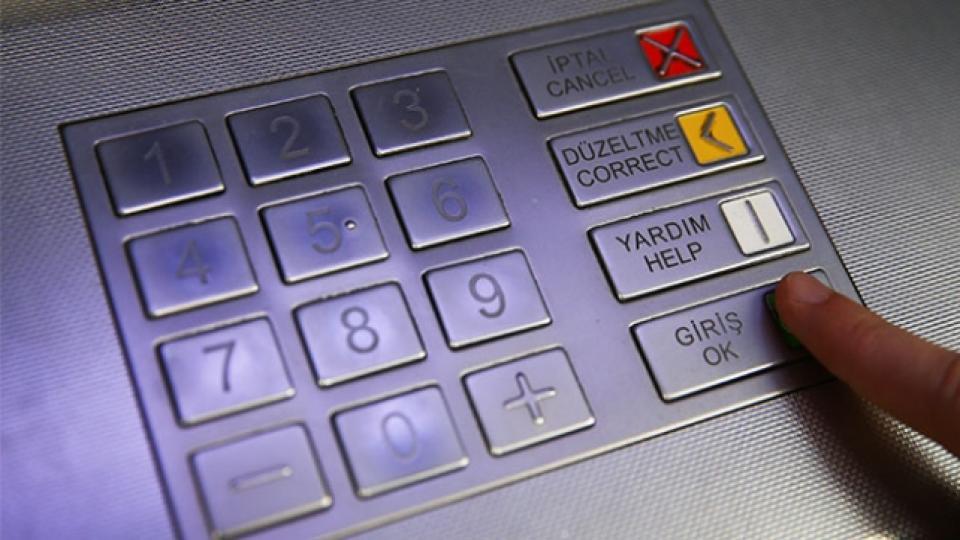ATM'lerde kart kopyalama aparatıyla para çeken 2 kişi yakalandı