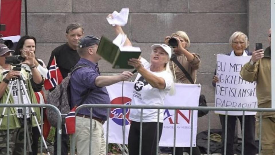 Norveç'te Parlamento binası önünde Kur'an-ı Kerim sayfalarını yırttılar