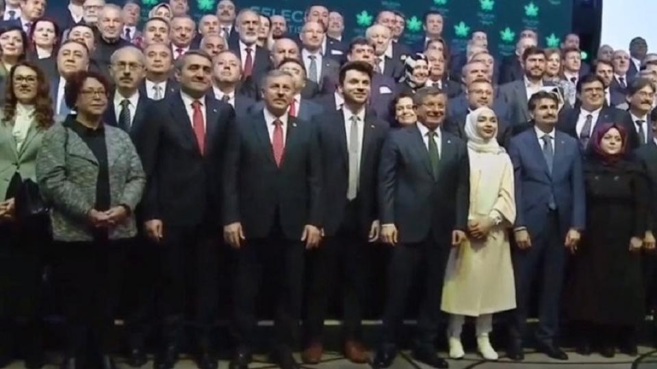 Gelecek Partisi Kurucusu Istifa Etti