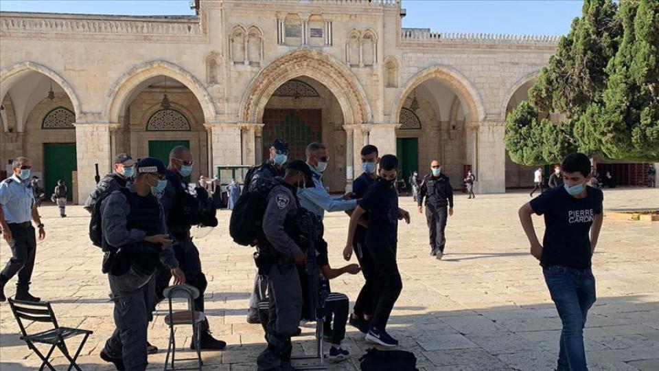 Yüzlerce Fanatik Yahudi Mescid-i Aksa'ya baskın düzenledi