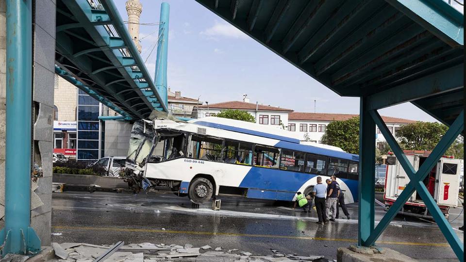 Ankara'da Belediye Otobüsü Yaya Geçidine çarptı... Yaralılar Var