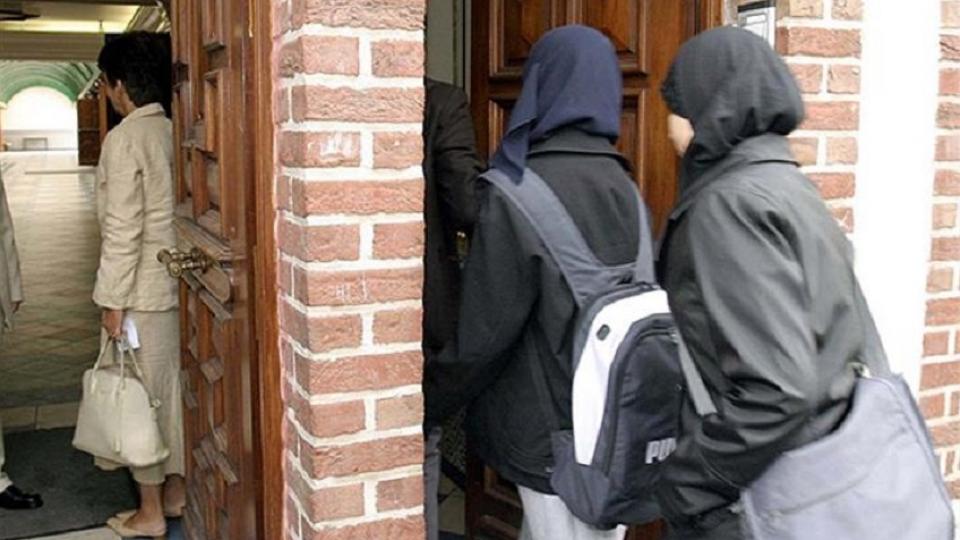 İslam Düşmanları Boş Durmuyor: ‘Başörtüsü Yasaklansın, Camilerin Kapısına Kilit Vurulsun’