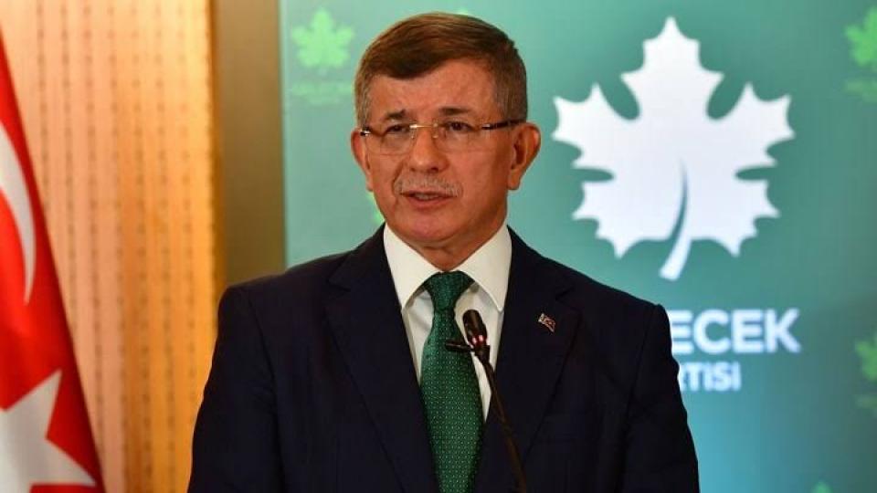 Davutoğlu: Soru hala ortada: Aşı niye yok?