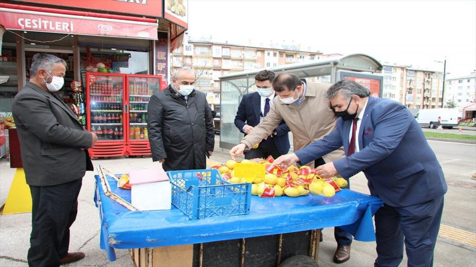 Sivas Vali'si tüm limonları satın alıp satıcıyı evine yolladı