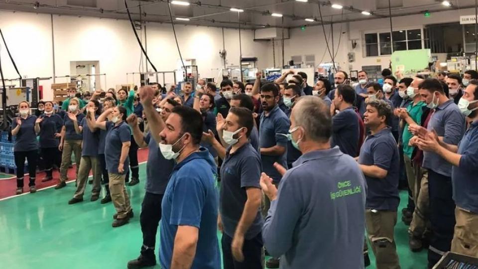 İşçiler kendilerini fabrikaya kilitledi