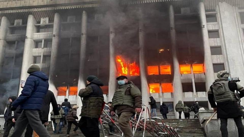 Kazakistan'dan iç savaş görüntüleri! Polisler saf değiştiriyor, zenginler kaçıyor!