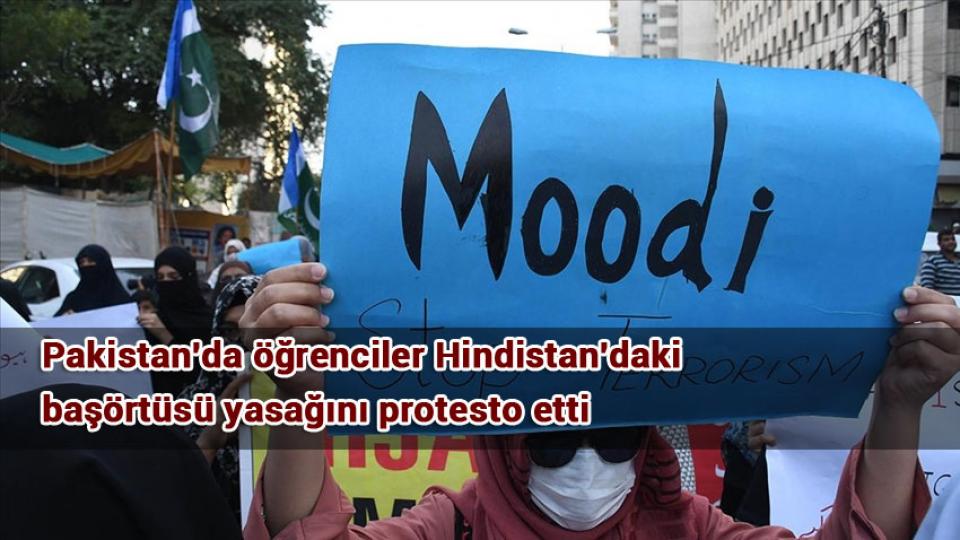 Pakistan'da öğrenciler Hindistan'daki başörtüsü yasağını protesto etti