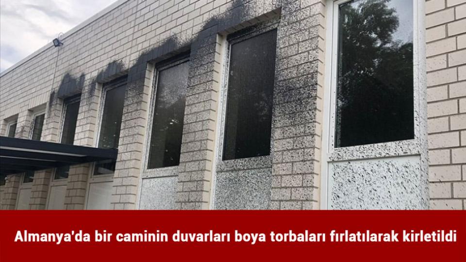 Almanya'da bir caminin duvarları boya torbaları fırlatılarak kirletildi