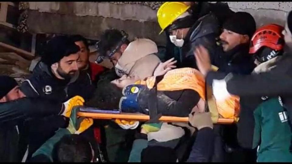 İHH, 1390 kişi ile deprem bölgelerinde / Enkazda ağlayan bebek, annesi ile 2 kişinin hayatını kurtardı!