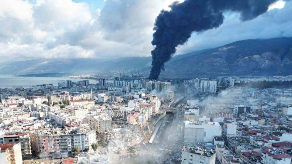 İHH, 1390 kişi ile deprem bölgelerinde / İskenderun'da yeni tehlike