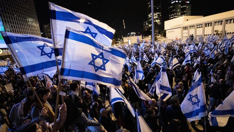 Netanyahu'nun tartışmalı reformu erteleme kararına rağmen İsrail halkı sokaklarda