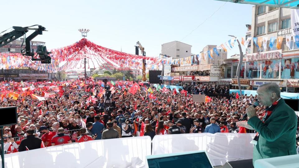 Batı medyası saldırıları artırırken Erdoğan demokrasiye bağlı kalıyor