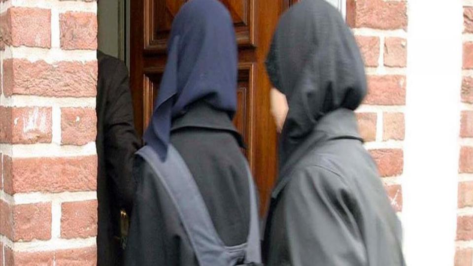 Fransa, okullarda abaya tarzı uzun elbiseler giyilmesini yasaklıyor