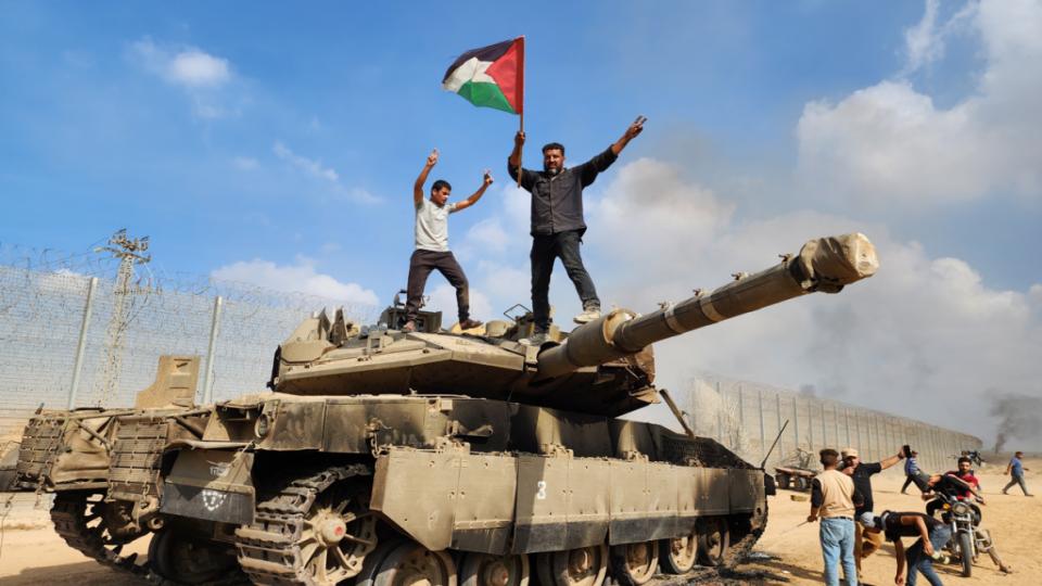 Direniş kaynakları: Siyonistleri Gazze içinde daha büyük bir sürpriz bekliyor. / Irak, Hamas'ın başlattığı operasyonun İsrail'in yıllarca sürdürdüğü zulmün sonucu olduğunu söylüyor
