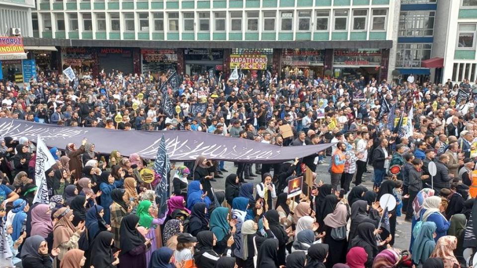 Her Taraf - Türkiyenin habercisi / Köklü Değişim, Ankara Ulus Meydanı'ndan Seslendi: "Ya Filistin’i Kurtarın ya da Ümmete Yol Açın!"