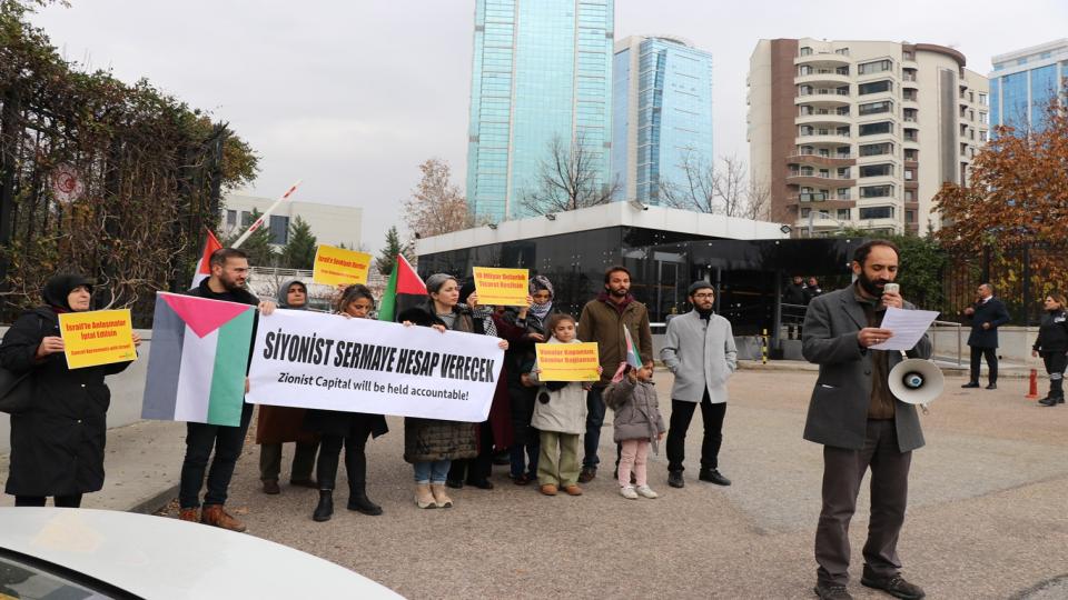 İşgalcilerle ticaretin devam etmesi Ticaret Bakanlığı'nın önünde protesto edildi