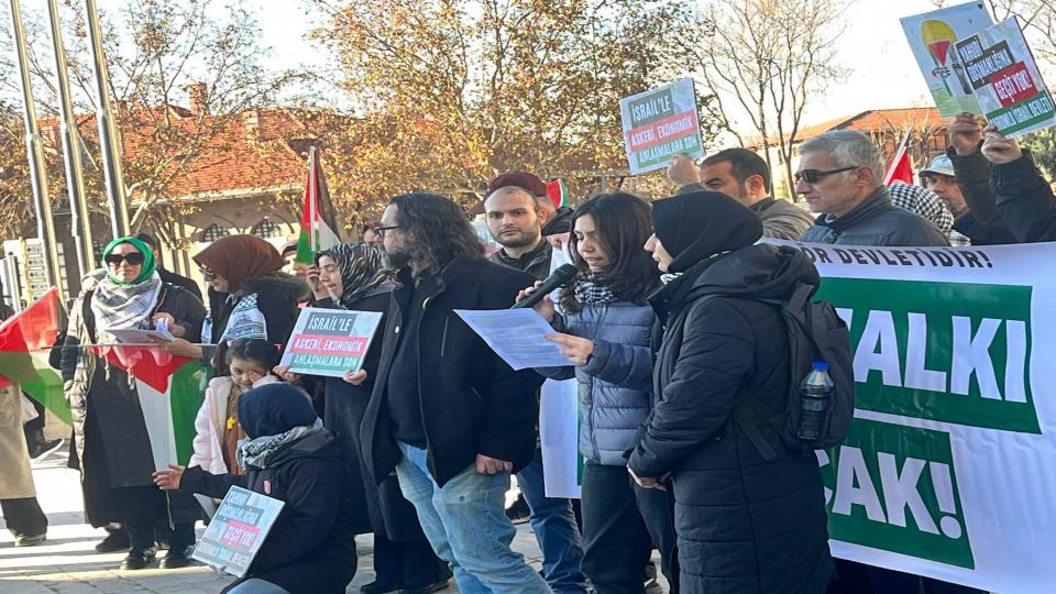 Filistin'e Özgürlük Platformu İzmir'de Güçlü Bir Çıkış Yaptı: Dünya, İnsanlık Suçlarına Dur Demeli!" / Filistin'e Özgürlük Platformu: İsrail'in vahşi saldırılarına karşı duruşumuzu güçlendiriyor, Gazze için adalet istiyoruz!