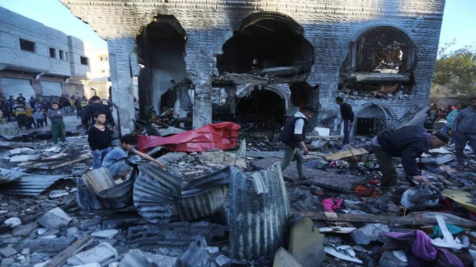 Hamas'ın silahlı kanadı İsrail'in Gazze'ye düzenlediği saldırılarda iki İsrailli rehinenin öldüğünü, 8'inin de yaralandığını açıkladı