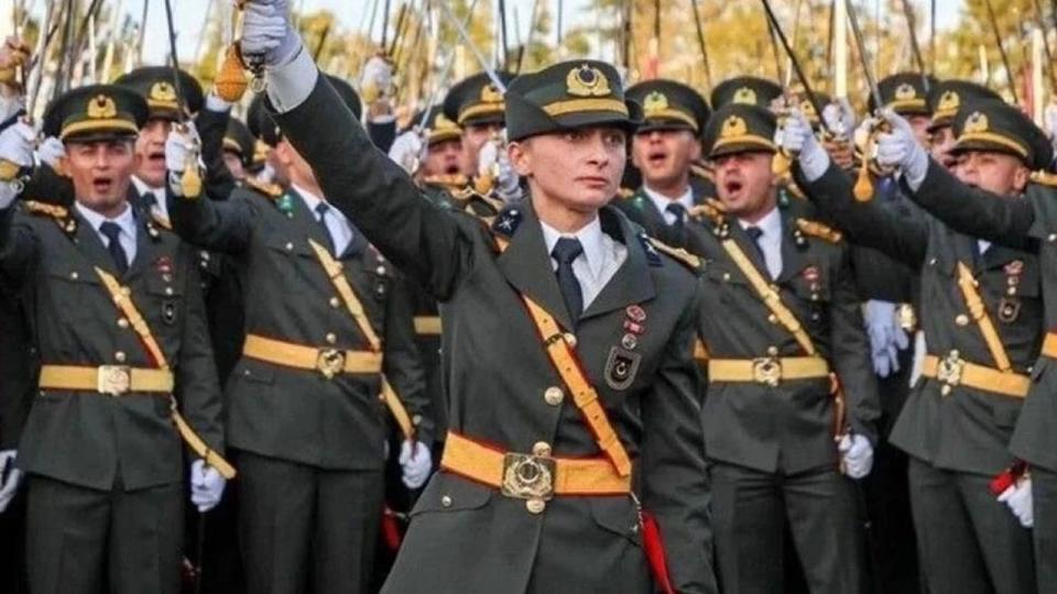 5 teğmen, 3 komutana ihraç talebi