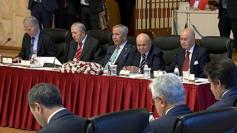Komisyonda eski Meclis başkanları konuştu: MHP’li Ömer İzgi’den vatandaşlık maddesi çıkışı