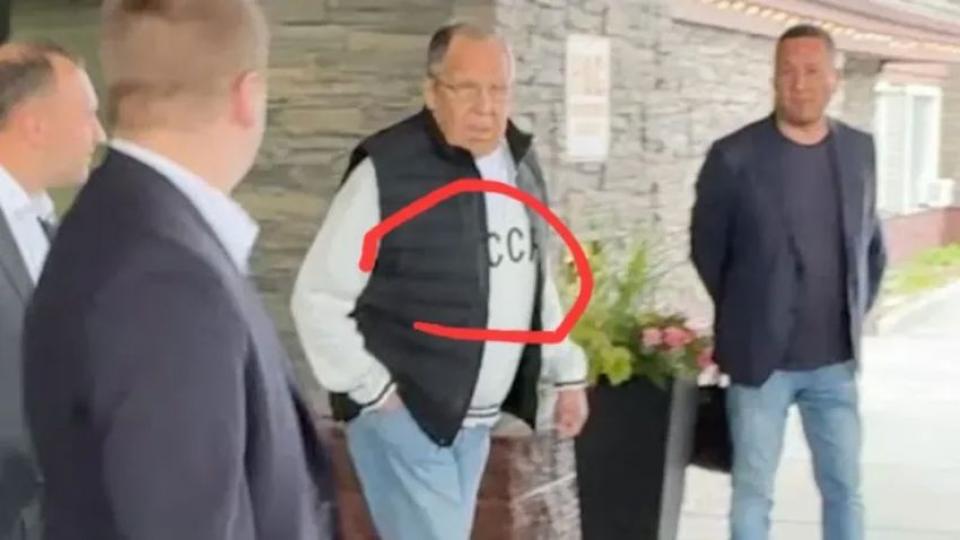 Rusya Dışişleri Bakanı Lavrov, ABD'nin Alaska eyaletindeki Ukrayna Zirvesi'ne "SSCB" kıyafetiyle geldi