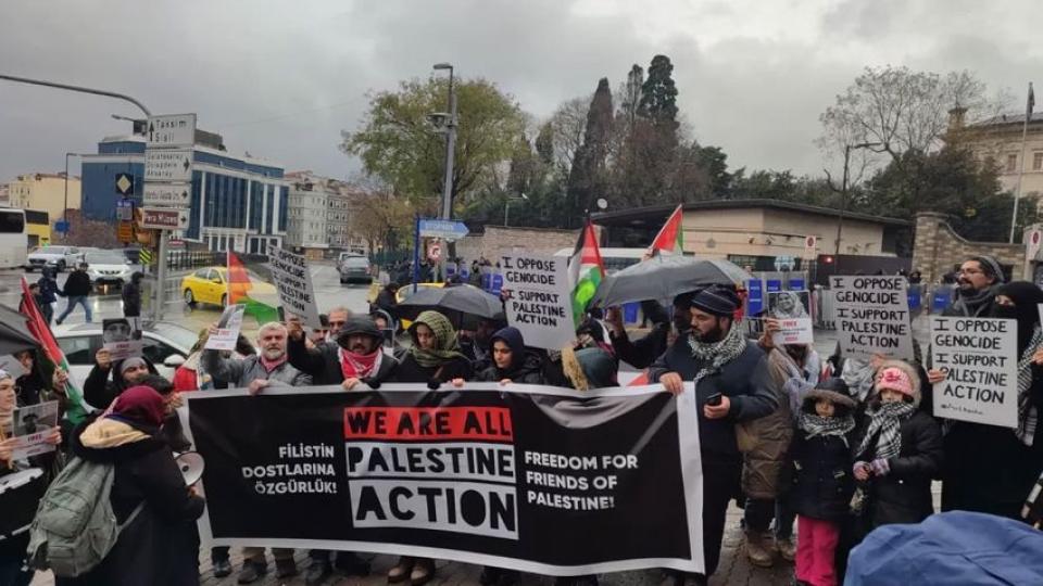 İngiltere'nin İstanbul Konsolosluğu önünde "Palestine Action" grubuna destek eylemi