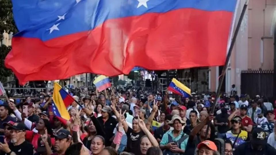 Venezuela'da binlerce kişi Maduro'ya destek için sokağa çıktı