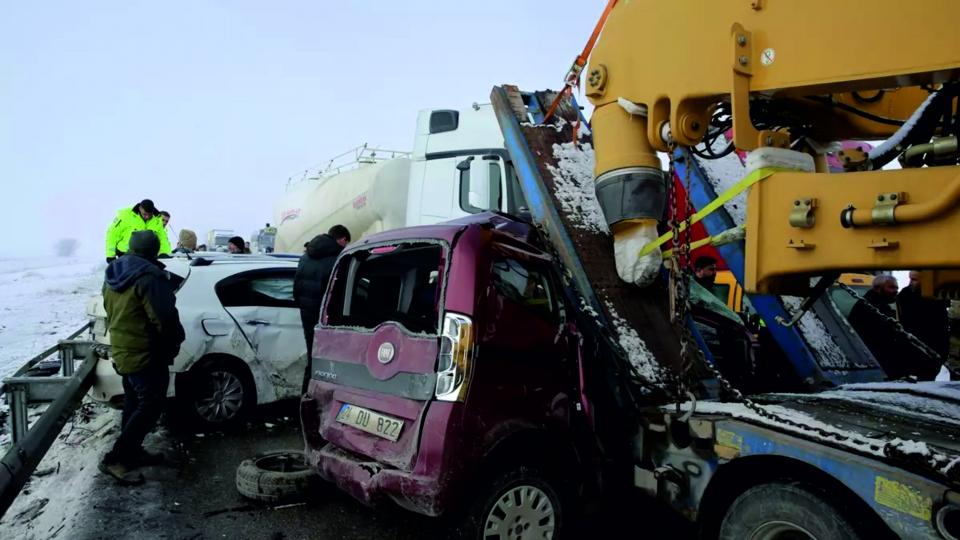 Erzurum'da kara yolu savaş alanına döndü: Peş peşe zincirleme kaza: 1 ölü, 31 yaralı