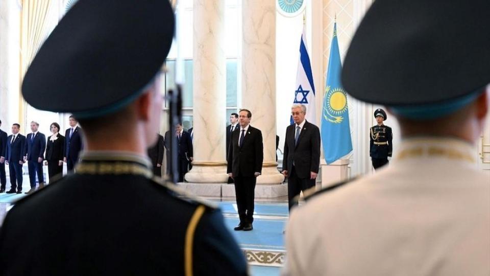 Kazakistan, soykırımcı İsrail Cumhurbaşkanı'nı resmi törenle karşıladı