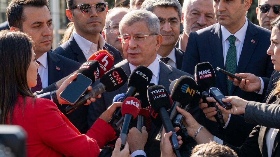 Davutoğlu İfade Verdi: “Cumhuriyet Tarihinde İlk Kez Bir Başbakan, Eleştiri Nedeniyle Adliyeye Çağrıldı”