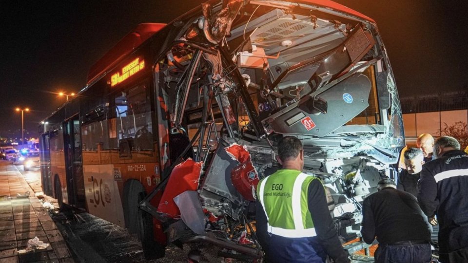 Ankara'da EGO otobüsü üst geçide çarptı: 24 yaralı