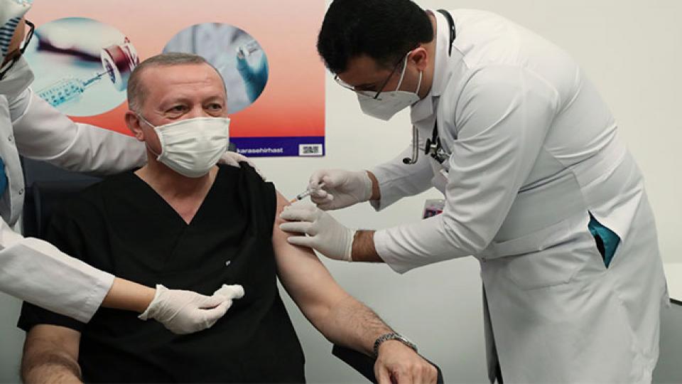 Cumhurbaşkanı Recep Tayyip Erdoğan, Ankara Şehir Hastanesi'nde Covid-19 aşısı oldu