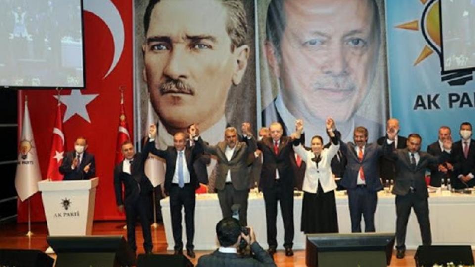 Erdoğan, HDP'li ve SP'li başkanlara Ak Parti rozeti taktı