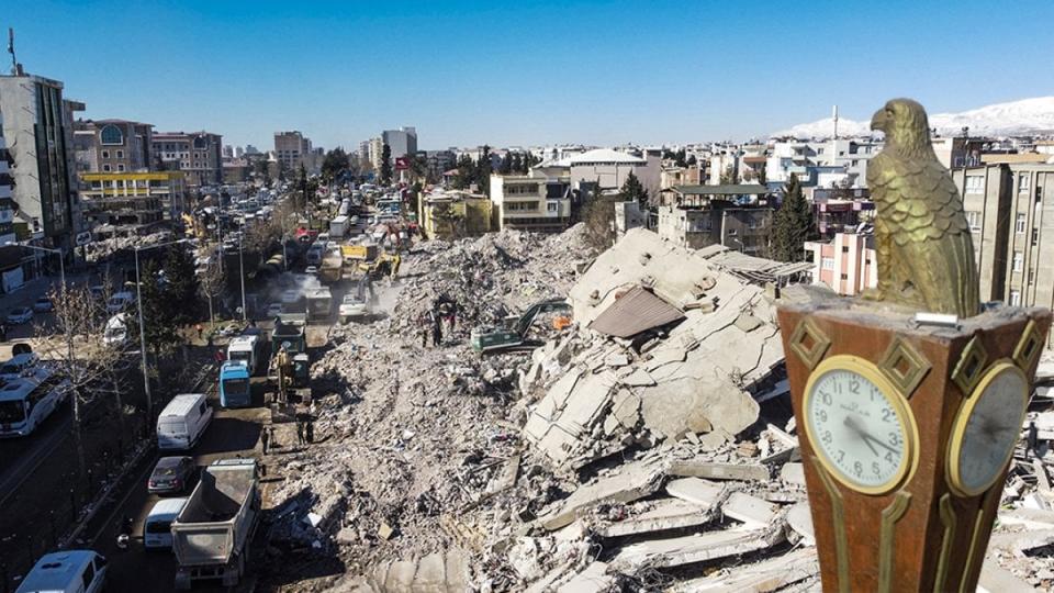 Depremzedelere duygulandıran bağış: Kimi kıyafet, kimi yiyecek, kimi kefen yolladı... / Evler enkaz oldu sokaklar moloz doldu: 'Hayatın durduğu' o an