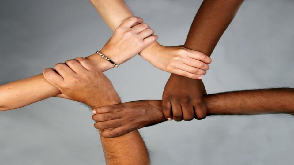 İnsanlar arasında ırk, renk vs. üzerine yapılan bütün ayrımlara ‘hayır!' | Selahaddin E. ÇAKIRGİL