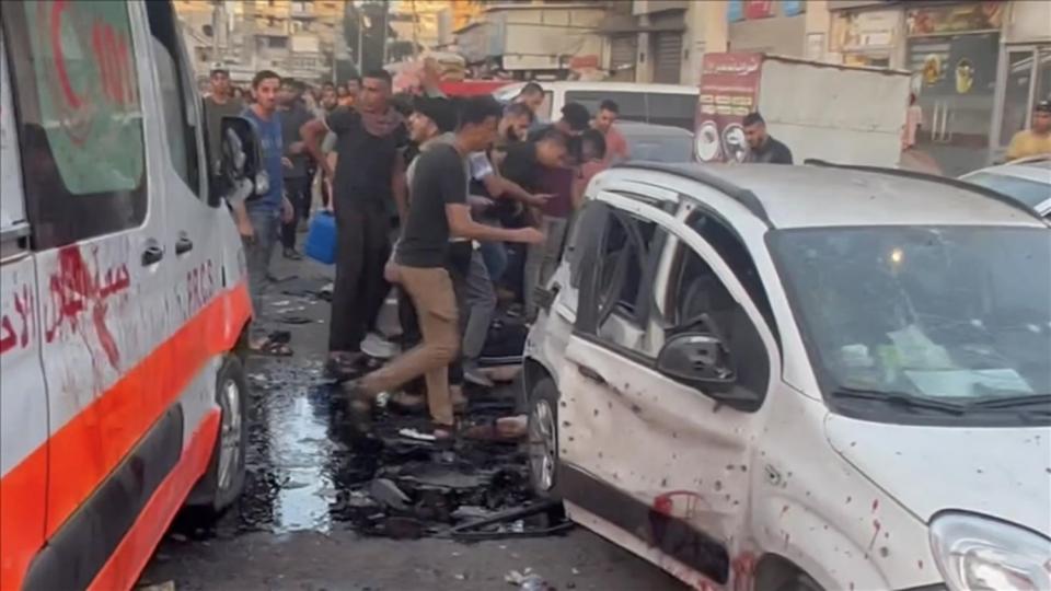 Her Taraf / Türkiye'nin habercisi / İşgalci İsrail Şifa Hastanesi'nin girişindeki ambulanslara hava saldırısı düzenledi