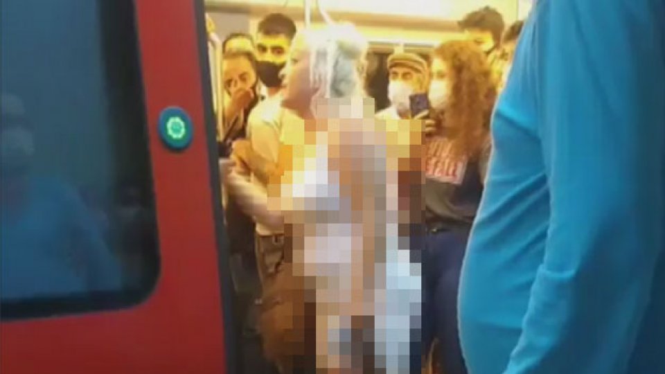 Kadın yolcu, maskesini çıkarınca ortalık karıştı! Metroyu durdurmak zorunda kaldılar