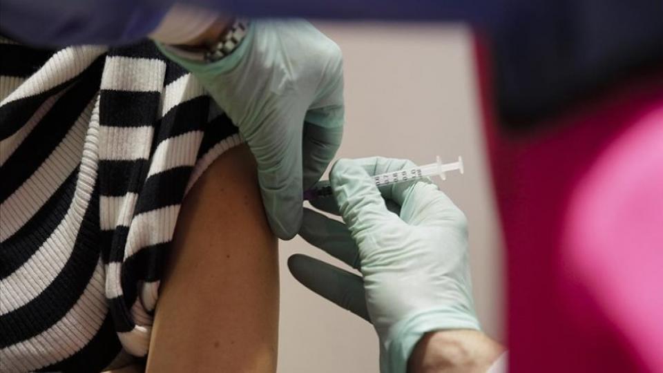 Kovid-19 geçirenler iki doz aşı olabilecek 