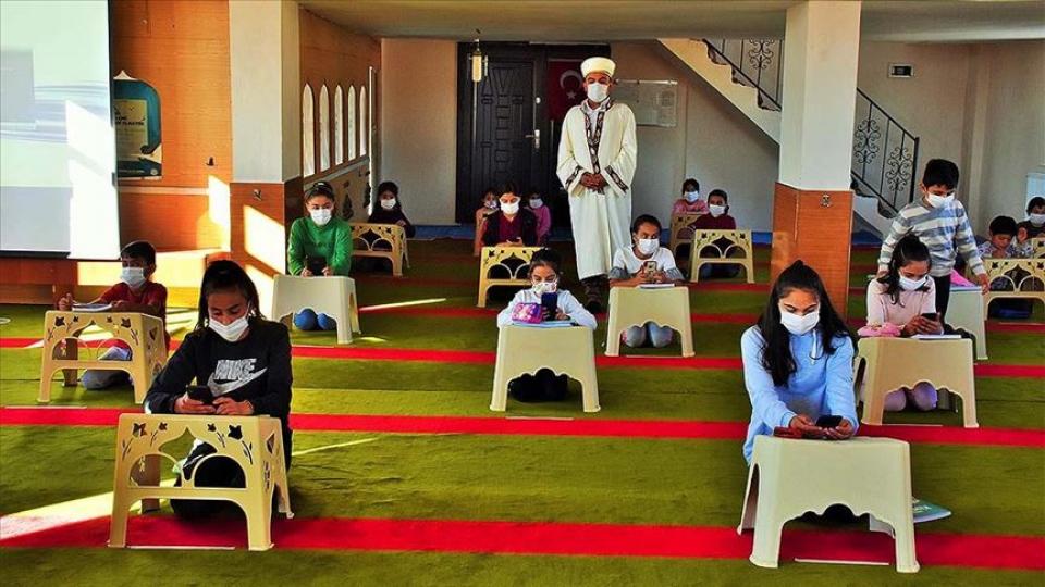 Mahalle Imamı Camiyi Namaz Vakitleri Dışında Sınıfa Dönüştürüyor