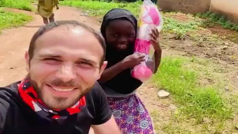 Nijeryalı yetim Cemile'ye verilen hediye sonrası yaşadığı tarifsiz mutluluk